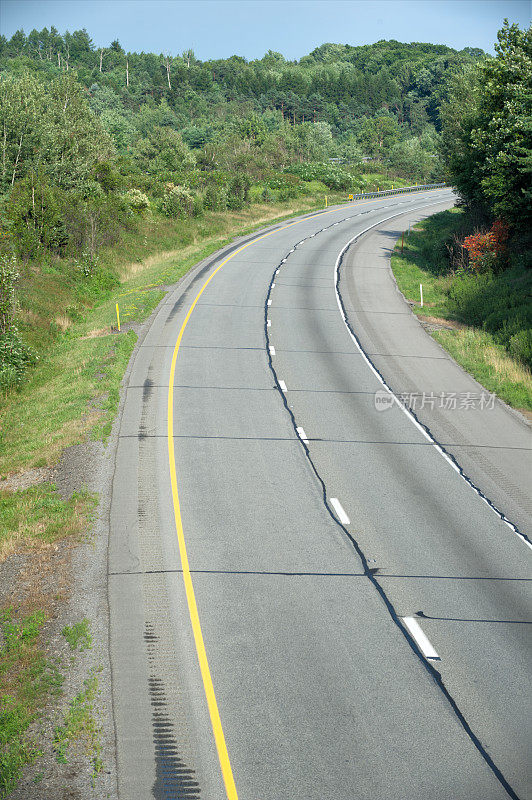 空的州际高速公路