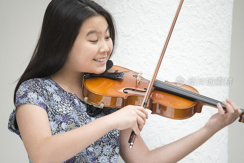 用心拉小提琴的女孩