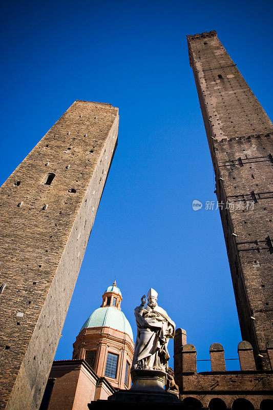 博洛尼亚的两座塔映衬着湛蓝的天空