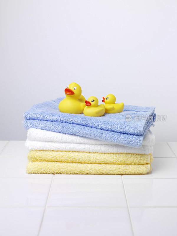 三只小鸭子在毛巾上
