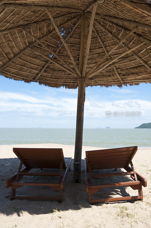 越南芽庄热带海滩上的阳伞