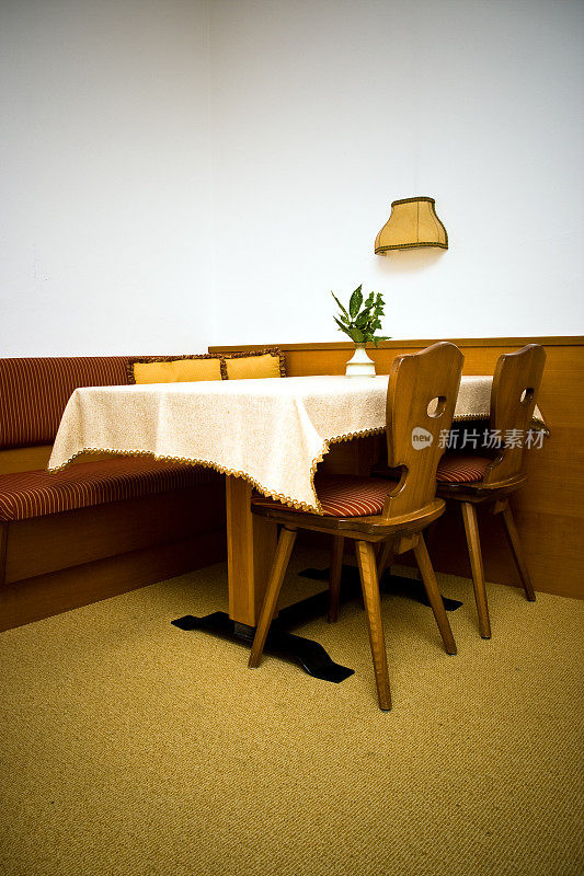 复古的桌子和椅子