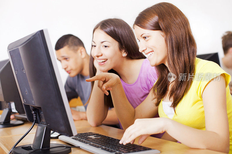 十几岁的学生在计算机课上上课。