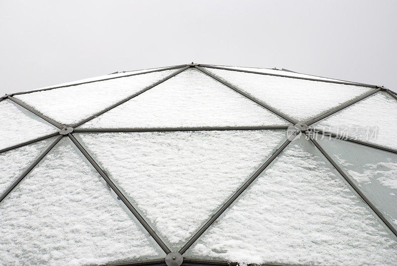 被雪覆盖的温室屋顶