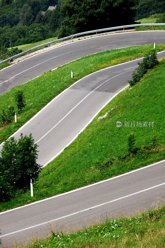 一个俯视图照片的高山扭曲的道路