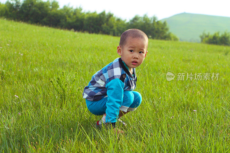 草原上的小男孩