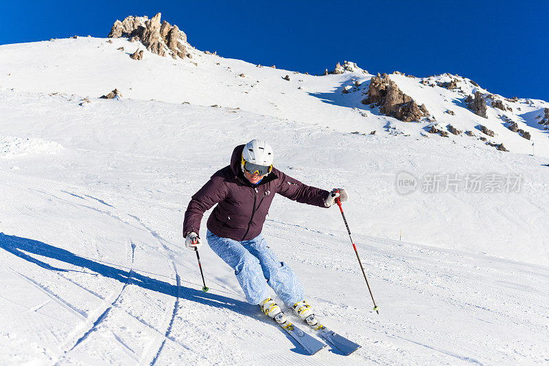 女子滑雪和高山