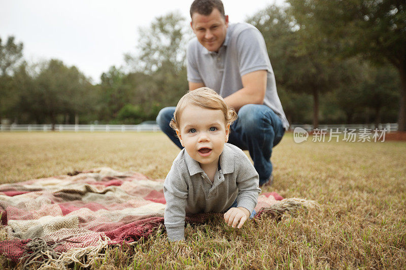 可爱的小男孩和父亲在前院