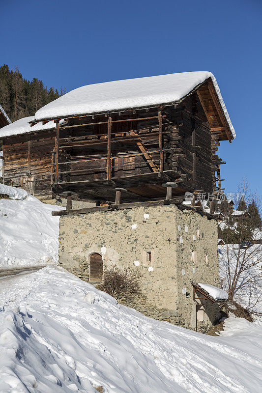 雪覆盖的瑞士高山小屋和村庄