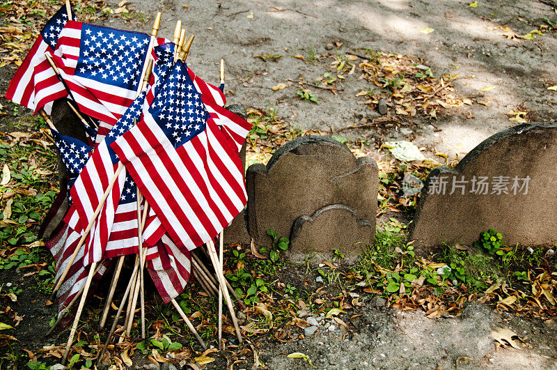 美国国旗和一个古老的墓碑