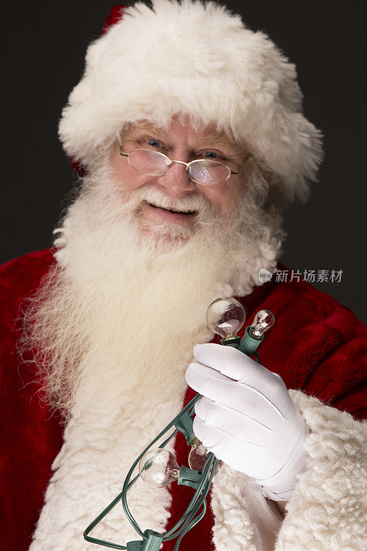 真正的圣诞老人挂着圣诞灯的照片