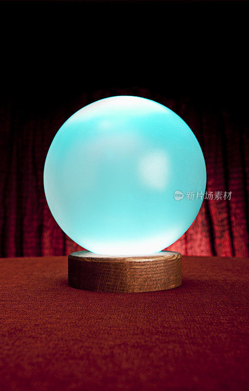占卜师的神秘水晶球。XXL)