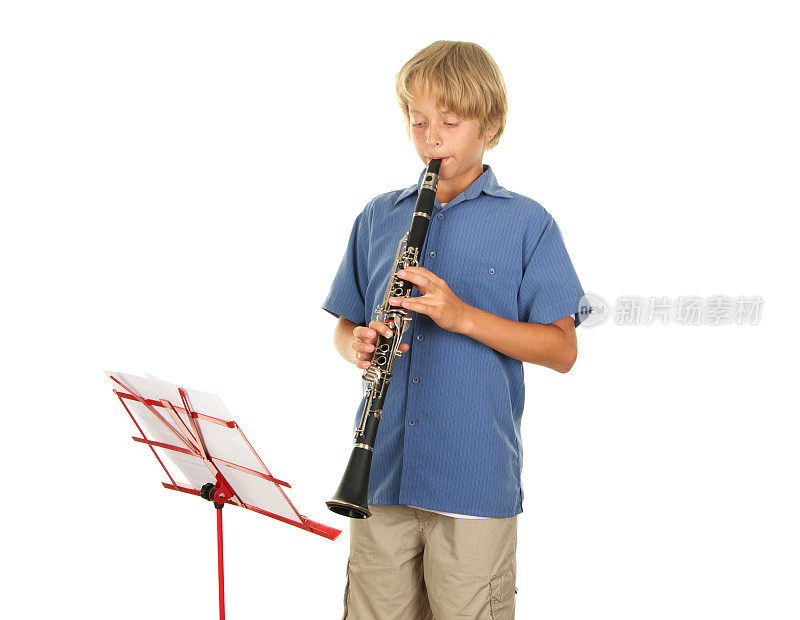 少年吹单簧管