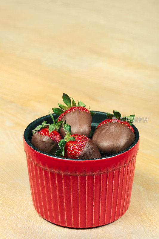 巧克力涂层草莓