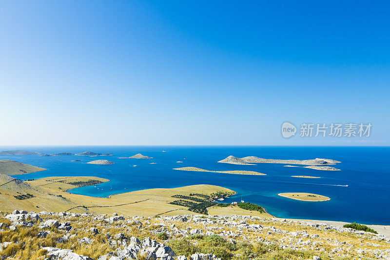 蓝天下的海景