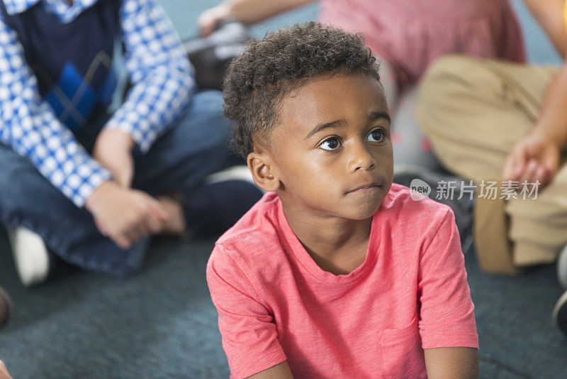 一个非裔美国男孩在幼儿园的肖像