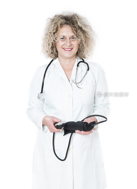 成熟微笑女医生与听诊器保持血压袖带