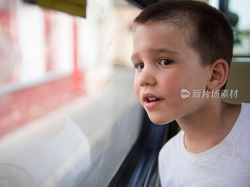 男孩乘火车旅行