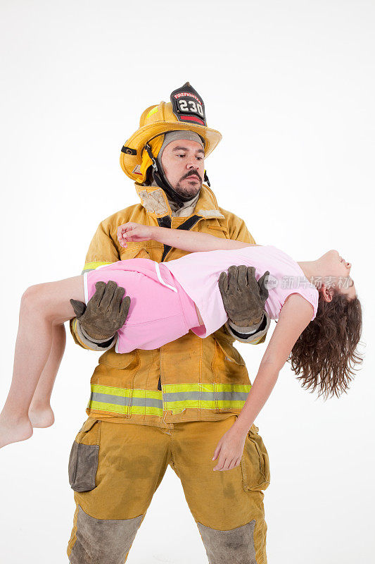 消防员救女孩