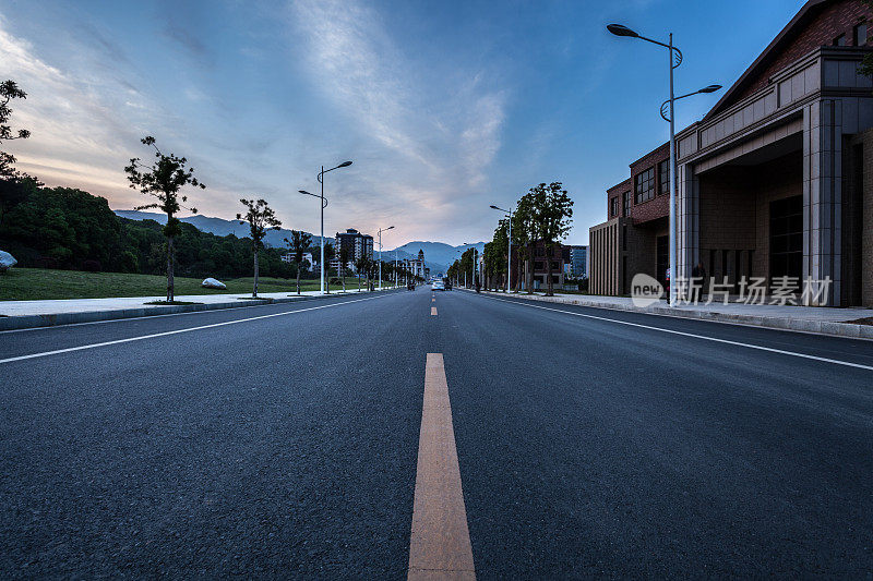 多车道公路