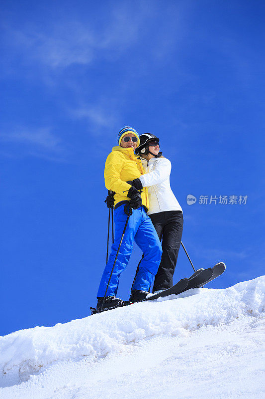 冬季运动男女滑雪者享受着休息