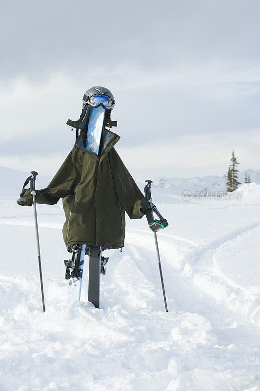 冬季用滑雪板、滑雪杖和滑雪服做成的稻草人