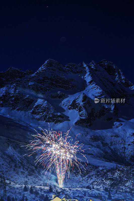 绚丽多彩的烟花夜景，高山冬季景观