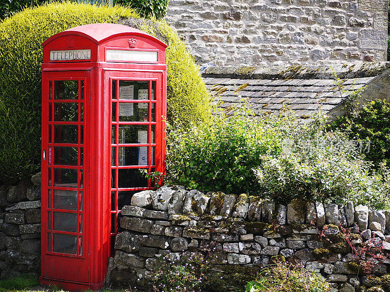 英国乡村的一个老电话亭