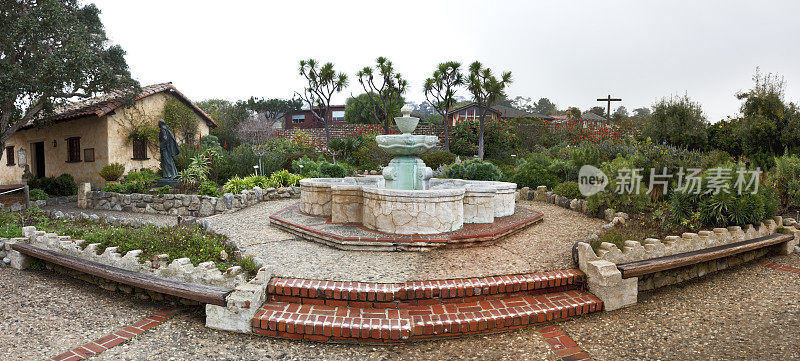 卡梅尔教会的花园和喷泉