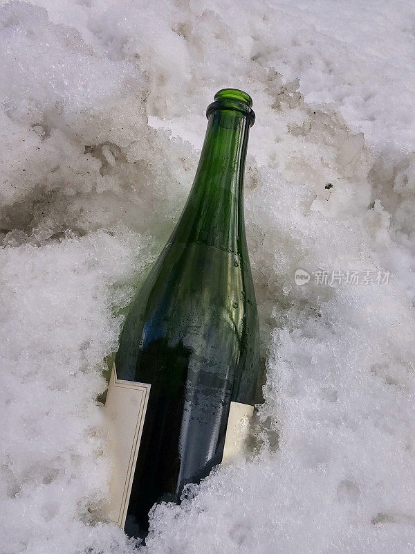 醉剩新年香槟酒酒瓶在雪