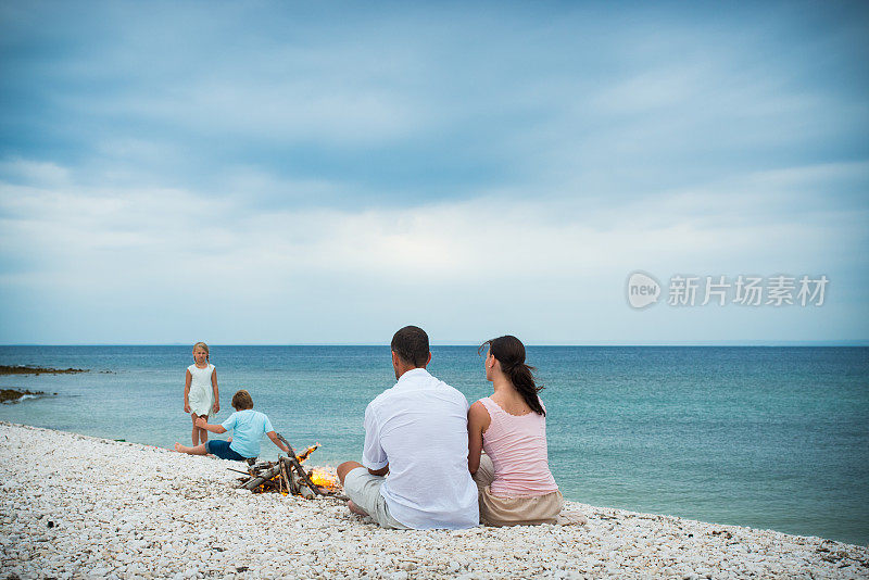 在海滩上的家庭露营