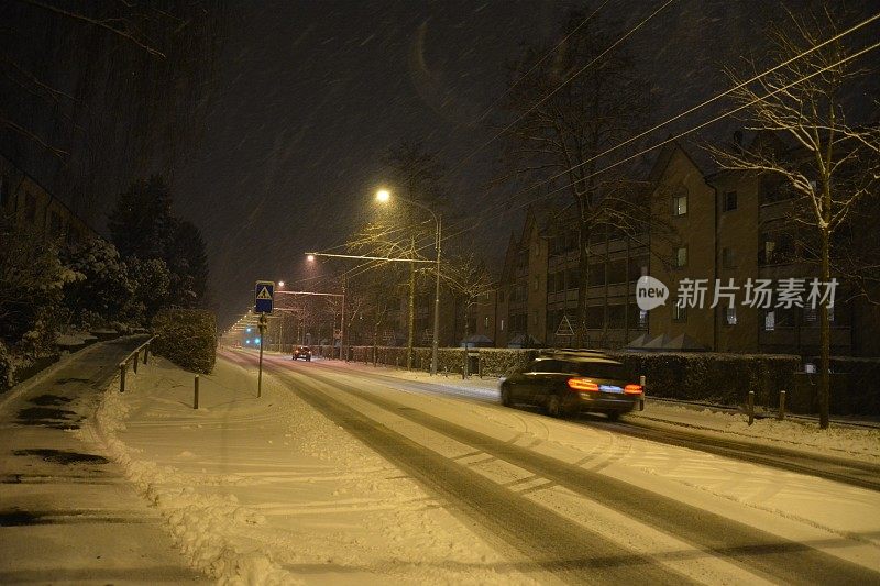 夜晚，白雪覆盖了街道