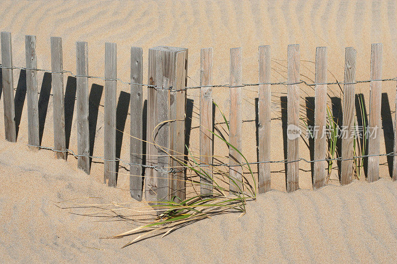 漂过海滩围栏的沙子