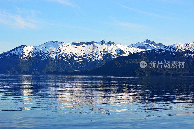 雪覆盖的山水反射内部通道阿拉斯加