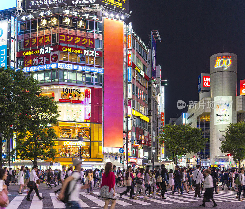 在日本涩谷十字路口，人们正在过马路