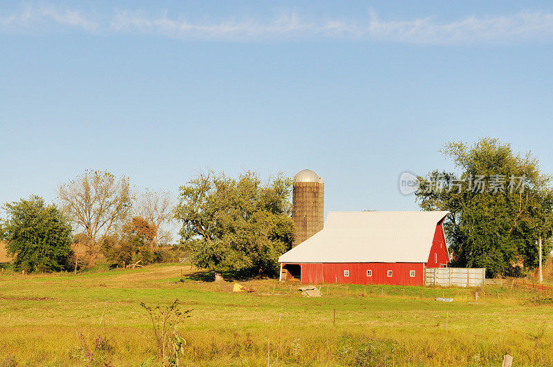 爱荷华农场谷仓和筒仓与牧场在前景