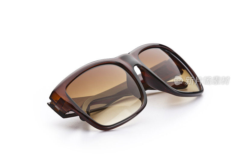 现代太阳眼镜与棕色框架上的白色背景