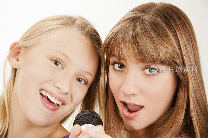 音乐:青春期前的女孩喜欢一起唱歌。麦克风。