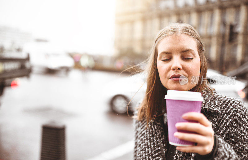 在街上喝咖啡的女人