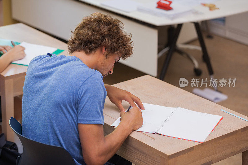 男同学在教室写笔记