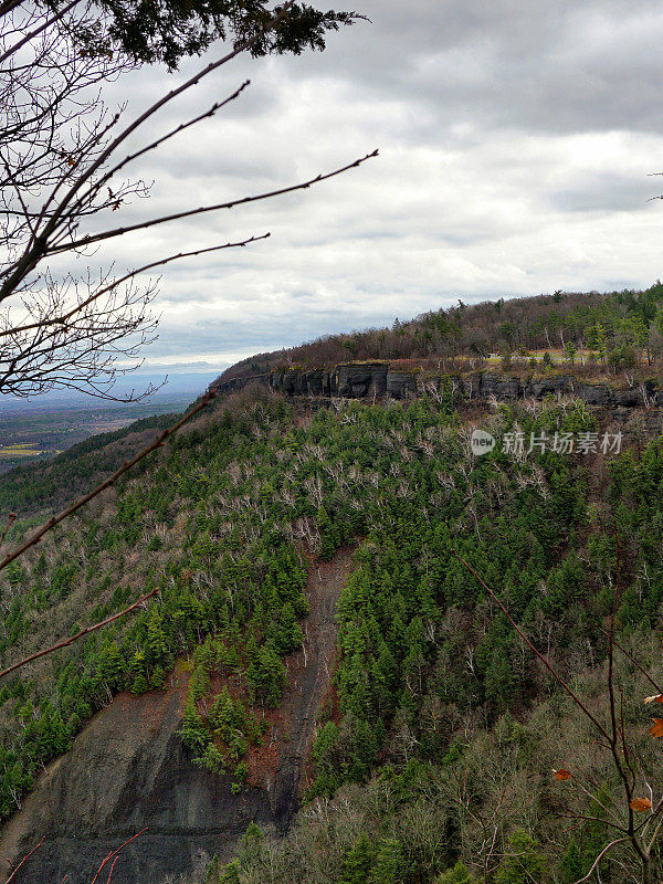 印度梯子徒步旅行路线石灰石山崖，撒切尔公园，纽约