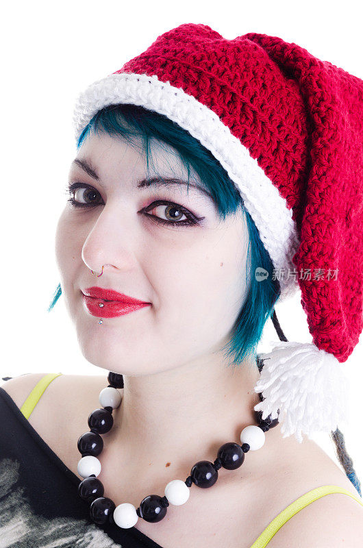 一个戴着圣诞老人针织帽的朋克年轻女人