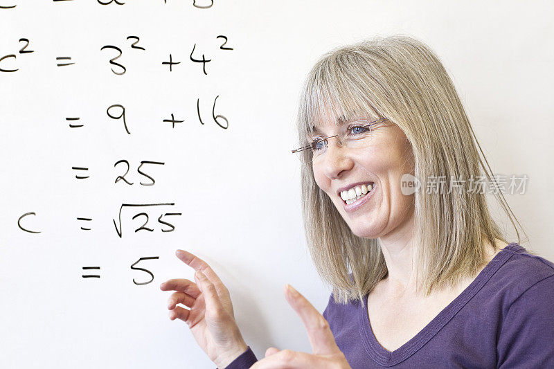女数学老师在白板上写方程式
