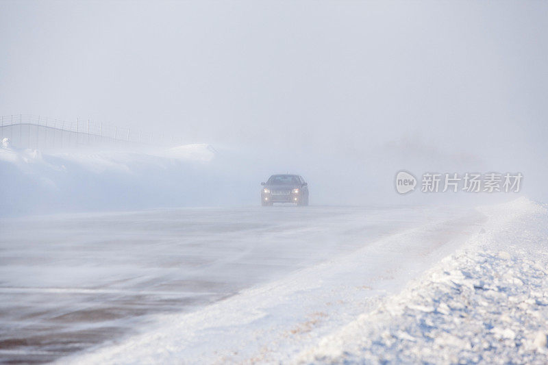 高速公路上的冬季暴风雪