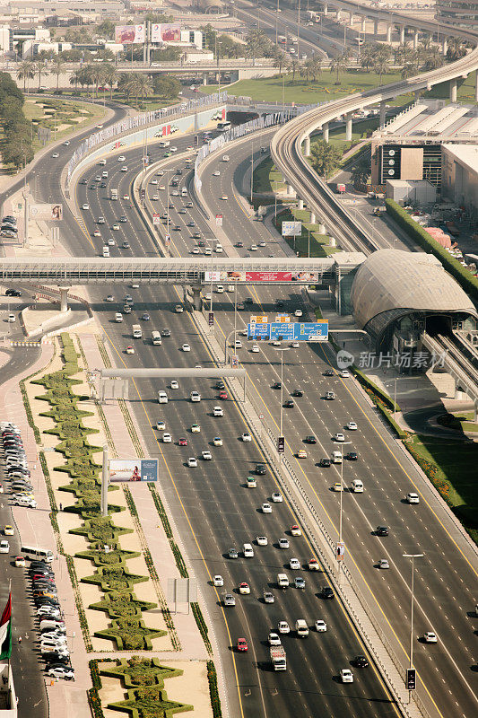 迪拜多车道高速公路，高架景观，白天，车辆行驶