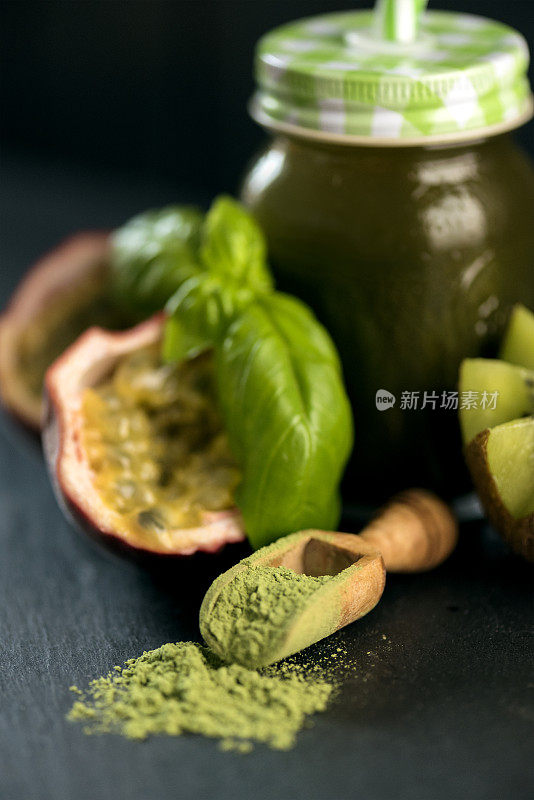 绿色冰沙与蔬菜，水果，小球藻