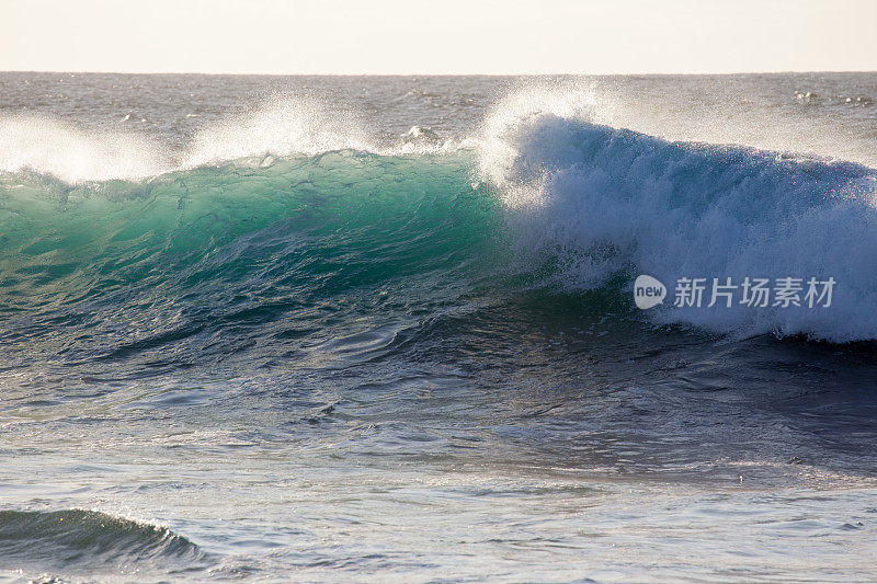 绿色和蓝色打破了大西洋海浪和冲浪