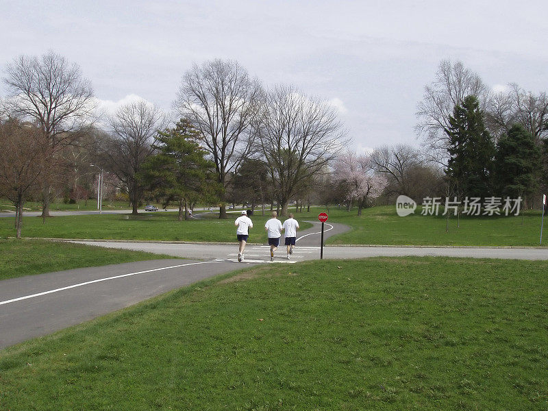 健身-三个在公园慢跑的人