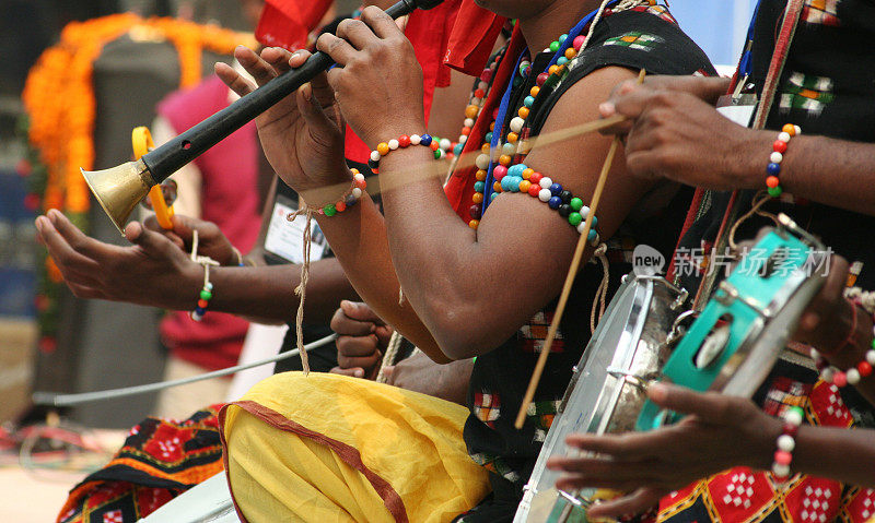 非洲音乐家演奏乐器的手的特写