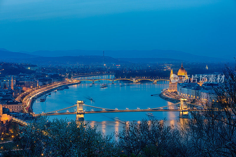 布达佩斯之夜，铁链桥，匈牙利议会。多瑙河黄昏